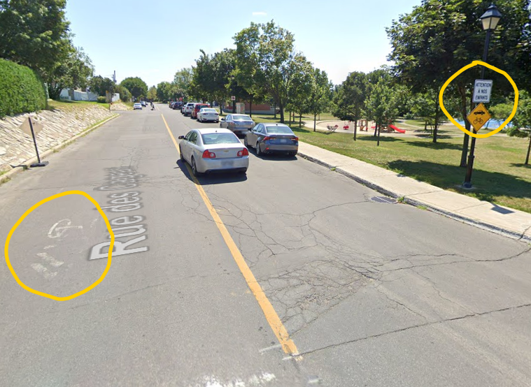 Rue de banlieue avec une chaussée désignée.